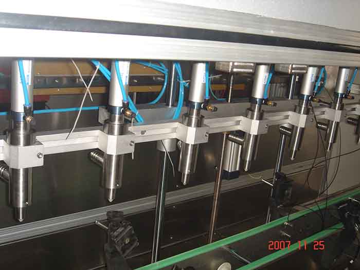 全自動食用油灌裝機細節(jié)圖